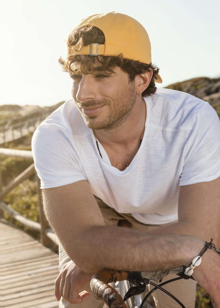 medium-shot-man-wearing-hat